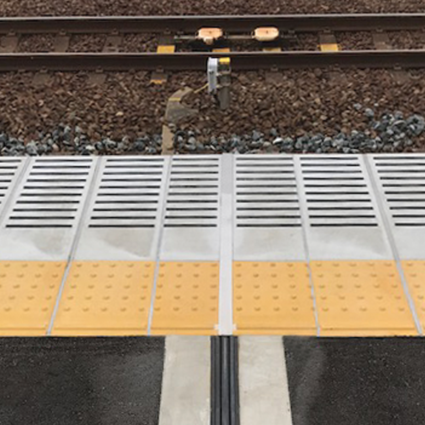 駅ホームの点字タイル